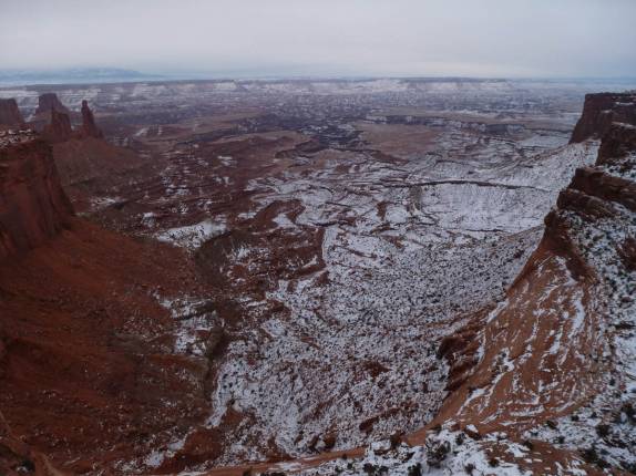 A magnífica visão do alto do Mesa Arch, no Canyonlands National Park, perto de Moab, em Utah, nos Estados Unidos